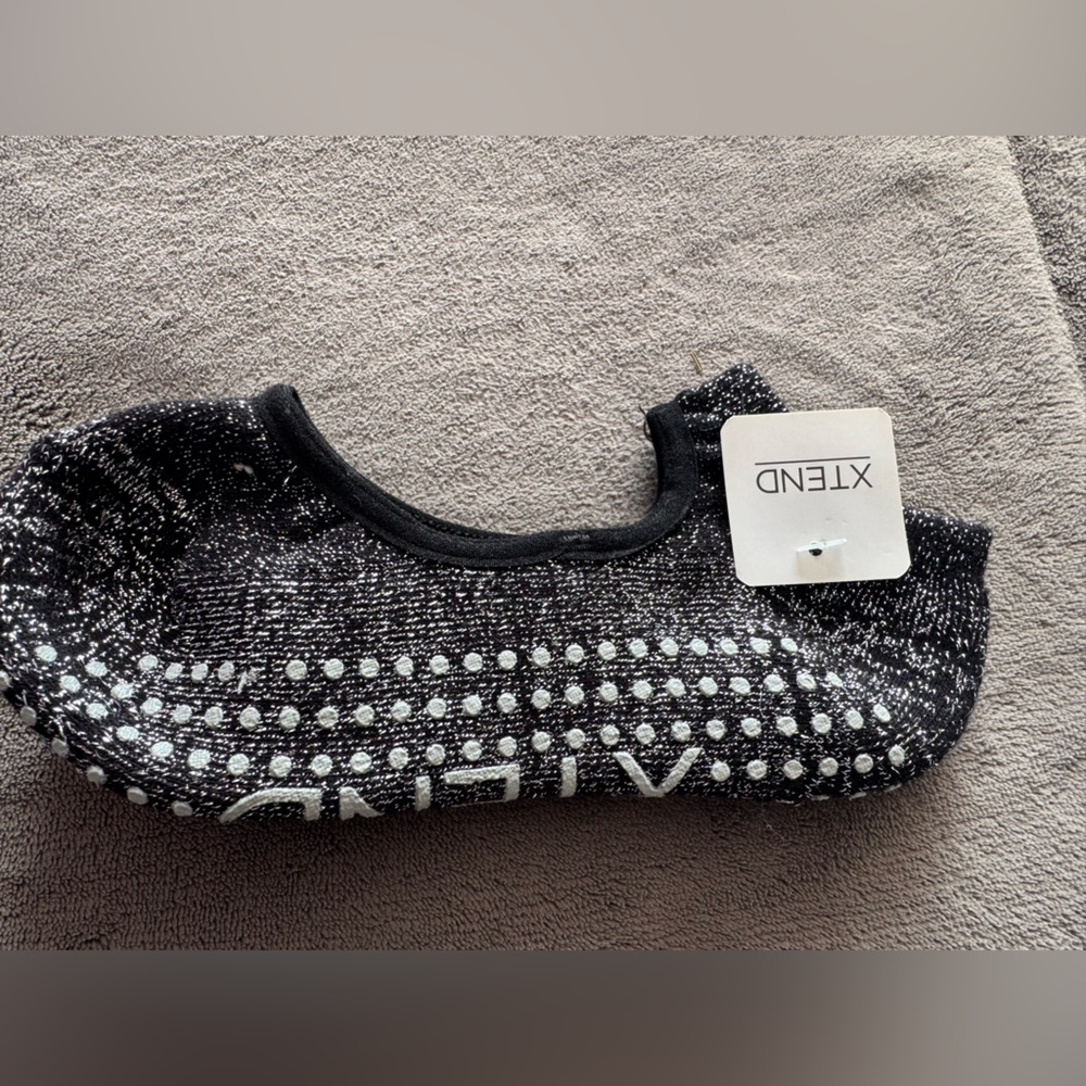 Xtend Mary Jane Sparkly/Black Grip Socks
Size Medium (fits sizes 6.5-9.5)
NWT